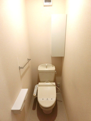 【トイレ】 | シズコスタⅠ | トイレは温水洗浄便座付き♪人気のバストイレ別です♪小物を置ける便利な棚やタオルハンガーも付いています♪