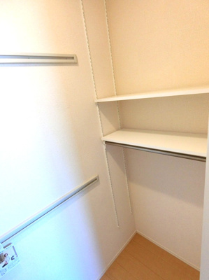 【収納】 | シズコスタⅠ | 洋室6帖のお部屋にあるワンステップクローゼットです！収納したい物のサイズに合わせて棚板などを自由に動かせます☆