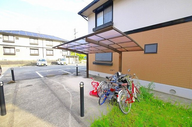 トウエイハウスB棟のその他共用部分|屋根付きの駐輪場です