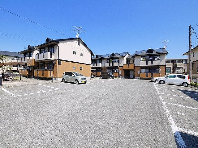 トウエイハウスB棟の駐車場|車をお持ちの方に嬉しい駐車場付きの物件です