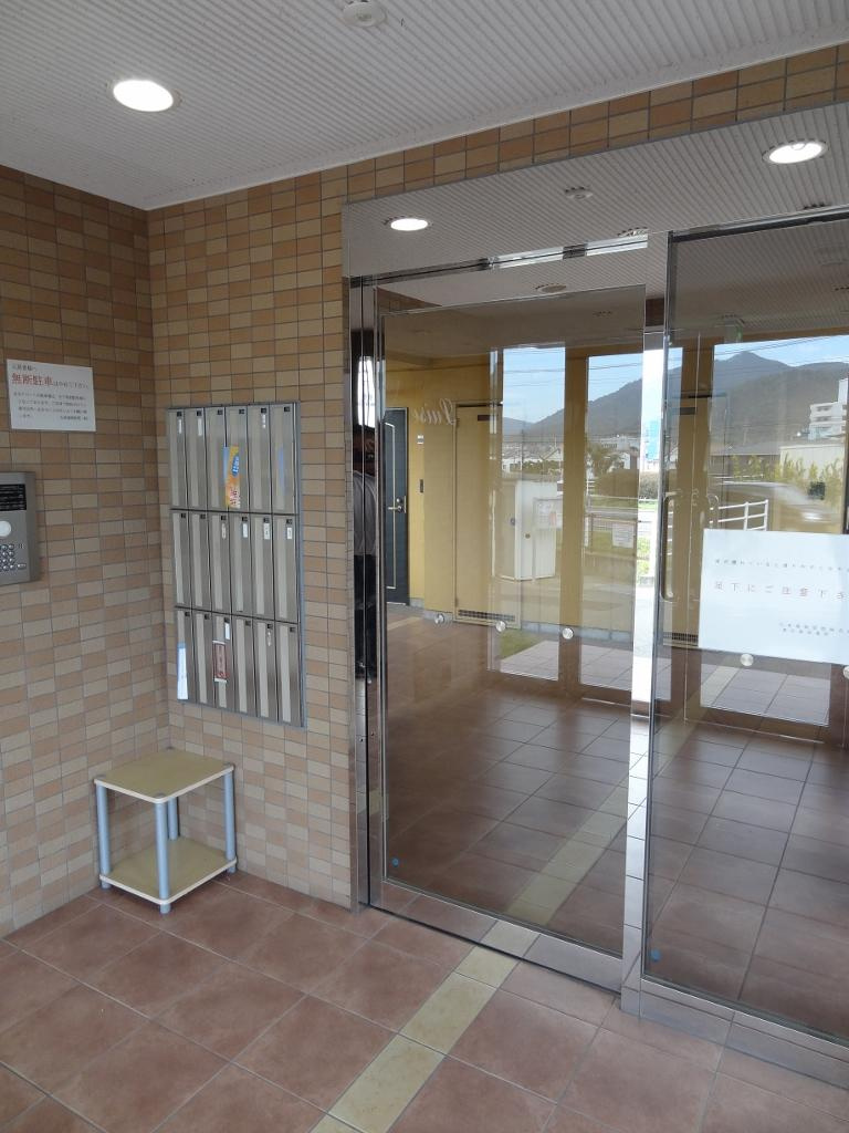ルイーゼのエントランス|オートロックで安心感のある建物です。
