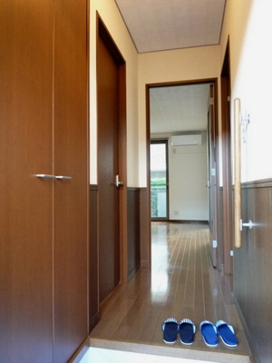 【展望】 | グランシード | 玄関から室内への景観です！右手に洋室5.5帖のお部屋、左手に洗面所があります★