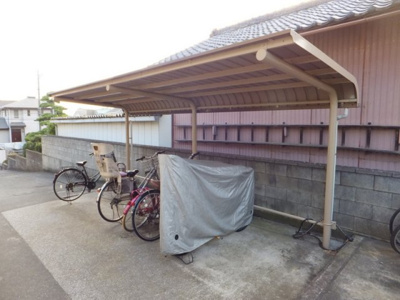 【その他共用部分】 | グランシード | 屋根付きの駐輪場があるので雨が降っても大切な自転車が濡れません☆駅から自転車もオススメです♪