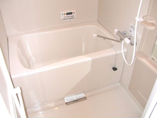 【浴室】 | RENACE-RSK | １２１６浴室バス：
通常のアパートサイズの浴槽より広い浴槽です！！
追い焚き機能付きリモコン付き(^