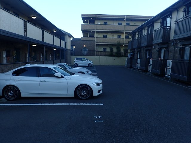 ヴァンヴェールＢ棟の駐車場