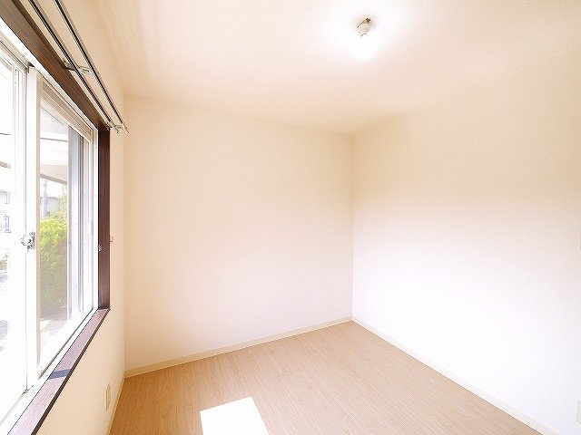 ファミールＡ・Ｂの和室|小窓付きで採光や換気などがしやすく快適です