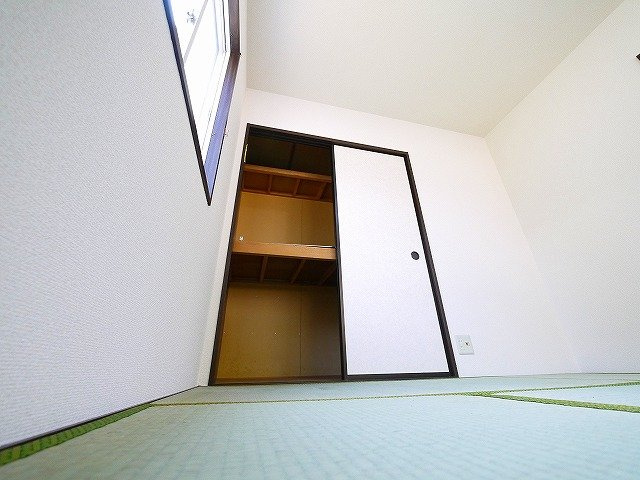 ファミールＡ・Ｂの玄関|広めの土間には好きな靴箱を置けます