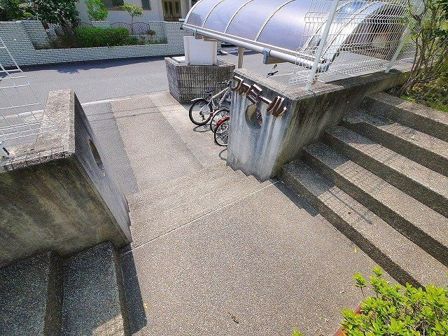 ファミールＡ・Ｂ（相楽台）のエントランス|出入りのしやすいエントランス