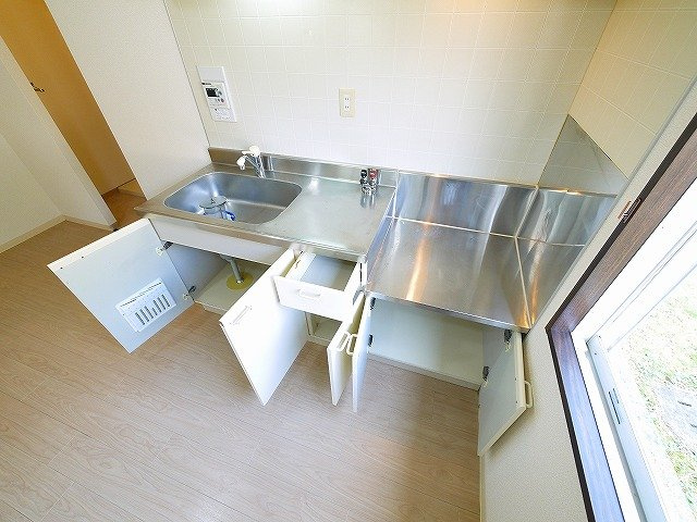 ファミールＡ・Ｂの居間・リビング|白を基調にしたお部屋です