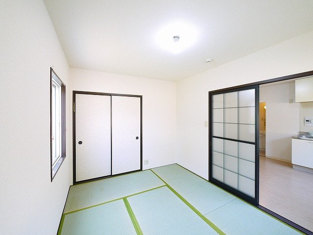 ファミールＡ・Ｂの和室|奥行きのある押し入れでお部屋もすっきり整頓できますね