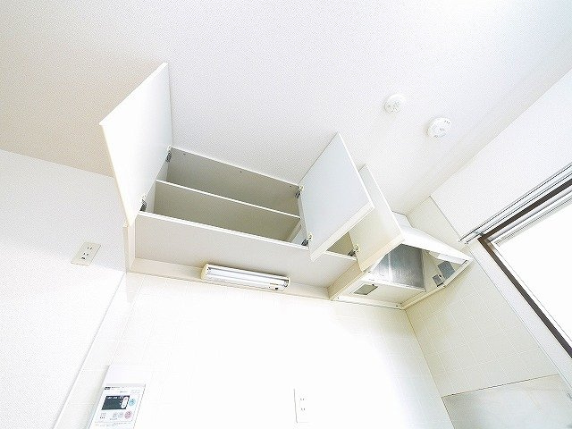 ファミールＡ・Ｂのキッチン|大きな吊戸棚と換気扇が便利です