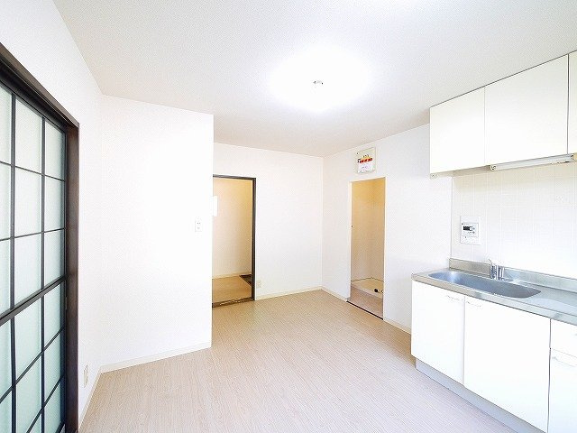 ファミールＡ・Ｂの居間・リビング|日当たり良好の明るいお部屋です