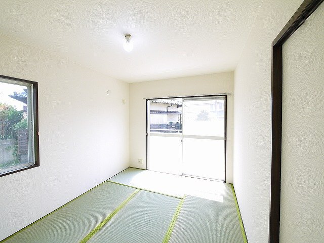 ファミールＡ・Ｂの和室|バルコニーへ出られる掃き出し窓です