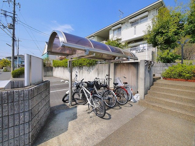 ファミールＡ・Ｂ（相楽台）のその他共用部分|屋根付きの駐輪場です
