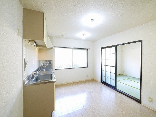 ファミールＡ・Ｂの居間・リビング|白を基調にしたお部屋です