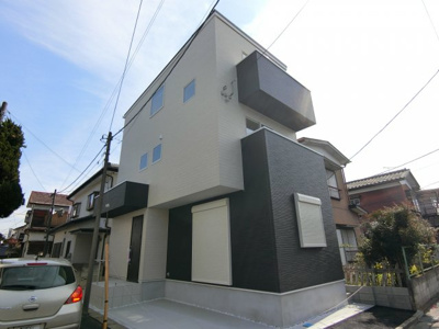 【外観】 | 住宅街にあるバルコニーが２つある家