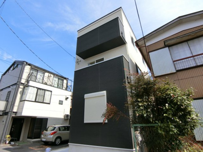 【外観】 | 住宅街にあるバルコニーが２つある家