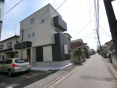 【前面道路含む現地写真】 | 住宅街にあるバルコニーが２つある家
