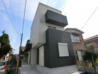 【外観】 | 住宅街にあるバルコニーが２つある家