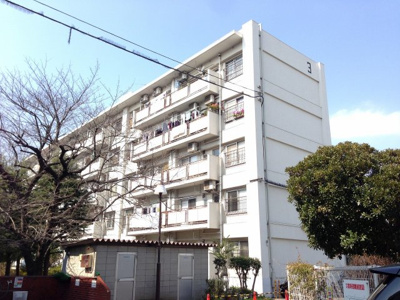 【外観】 | 上平間住宅３号棟 | 4階・南向きにつき陽当り良好です。