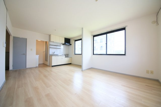 サンビレッジ住吉D棟の居間・リビング