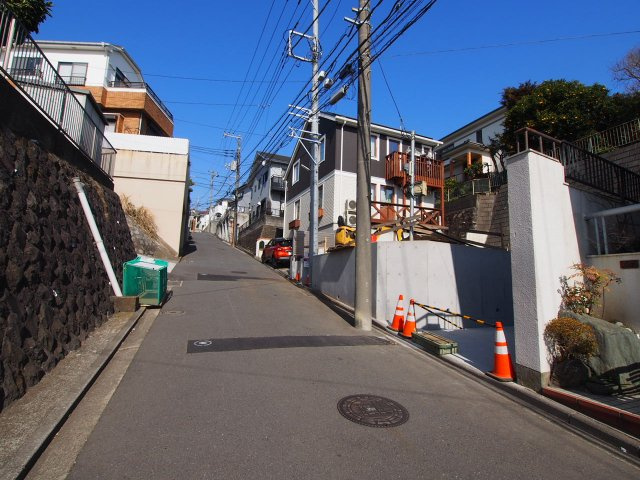保土ヶ谷区峰岡町3丁目　新築戸建の前面道路含む現地写真|第一種低層住居専用地域の落ち着いた住環境も魅力的ですね。