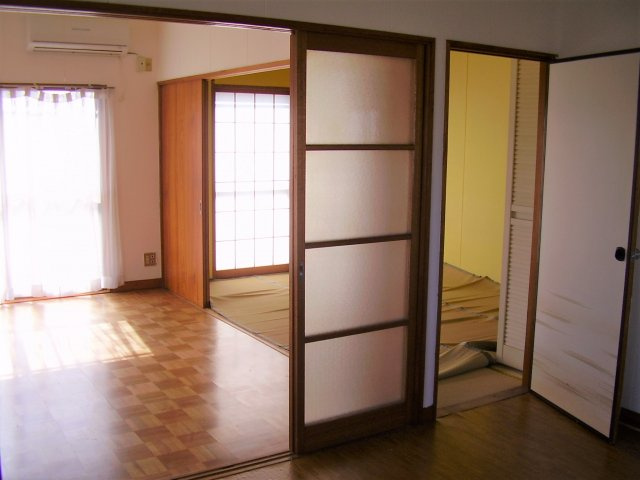 小沢ハイツの洋室