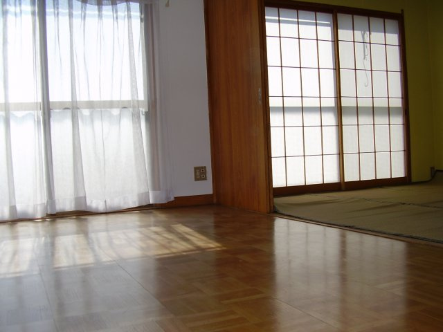 小沢ハイツの洋室