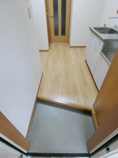 【展望】 | 玄関から室内への景観です！キッチンの奥に洋室8帖のお部屋があります♪扉があるのでお料理の匂いがお部屋にこもりません♪