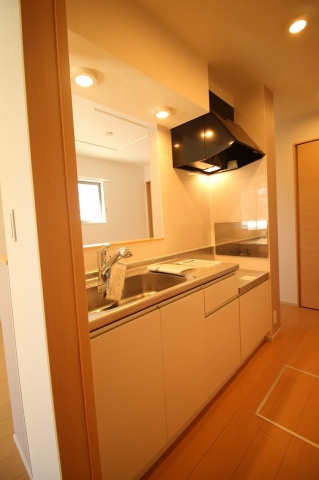 ファースト・リングⅤのキッチン|同施工会社同型タイプ角部屋のお写真です（募集は中部屋でございますので小窓がございません）