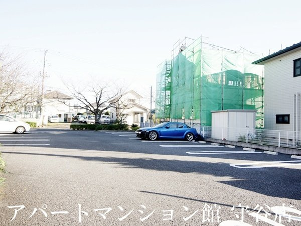 アムールの駐車場