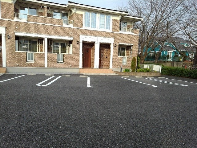 アムールの駐車場