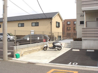 【その他共用部分】 | 敷地内にあるバイク置場です♪バイクがあれば通勤・通学、お買い物にも便利ですね♪(※有料)