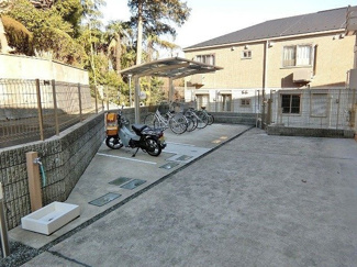【その他共用部分】 | 屋根付きの駐輪場で雨が降っても大切な自転車が濡れなくてすみますね♪バイク置き場も完備しています！