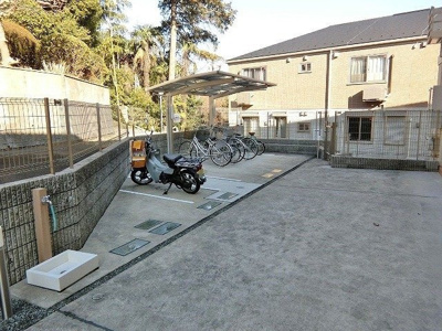 【その他共用部分】 | ブランシェ | 屋根付きの駐輪場で雨が降っても大切な自転車が濡れなくてすみますね♪バイク置き場も完備しています！