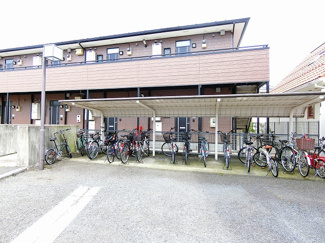 【その他共用部分】 | 屋根付きの駐輪場があるので雨が降っても大切な自転車が濡れません☆駅から自転車もオススメです♪