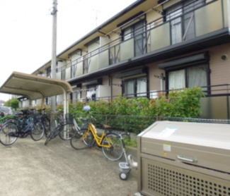【その他共用部分】 | 屋根付きの駐輪場で雨が降っても大切な自転車が濡れなくてすみますね♪駅まで自転車もおすすめです！