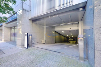 【エントランス】 | 駐車場入り口