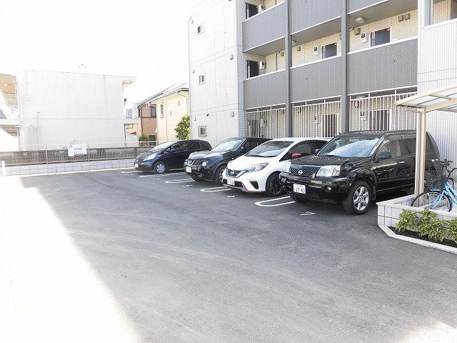 パインレジデンスの駐車場