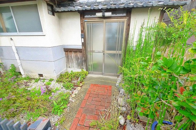 西笹鉾貸家のエントランス|玄関入口へ入るにはこちらから。