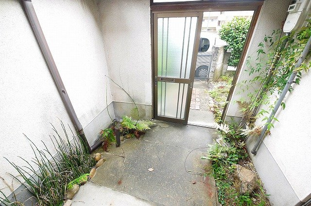 西笹鉾貸家の玄関|お洒落なスペースです。