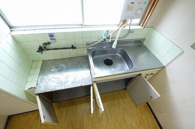 西笹鉾貸家のキッチン|食器などもしっかり収納できますね。
