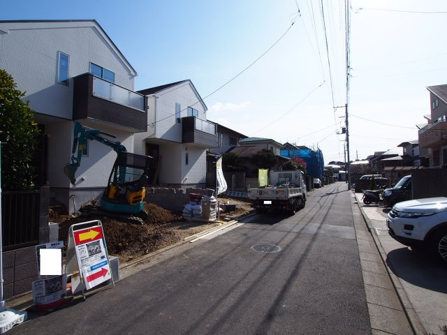 保土ヶ谷区新桜ケ丘1丁目全２棟　新築戸建の前面道路含む現地写真|前面道路の幅員は約4.5m。開放感がございます。