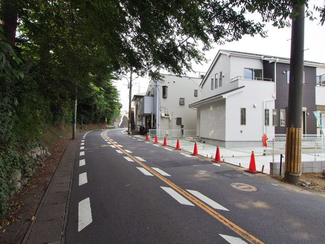 保土ヶ谷区上菅田町全２棟　新築戸建の前面道路含む現地写真|前面道路約6mですので車庫入れラクラク。
