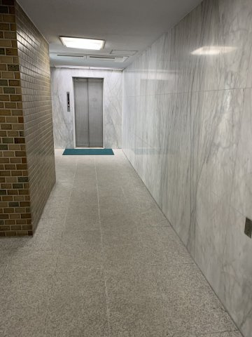 丹生ビルのエントランス