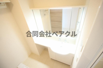 【独立洗面台】 | ヴィヴィアーナ | 独立洗面台、小物を置くことができて便利です