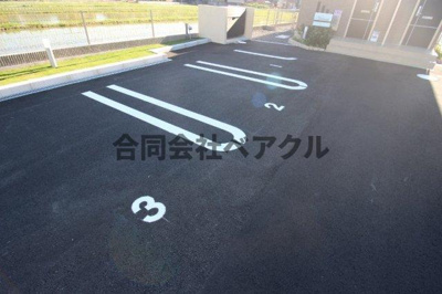 【駐車場】 | ヴィヴィアーナ | 駐車場に車を止められます