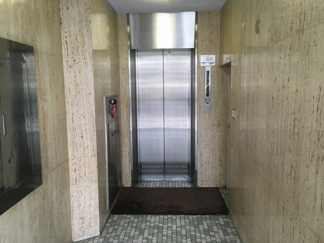 三宅ビルのエントランス