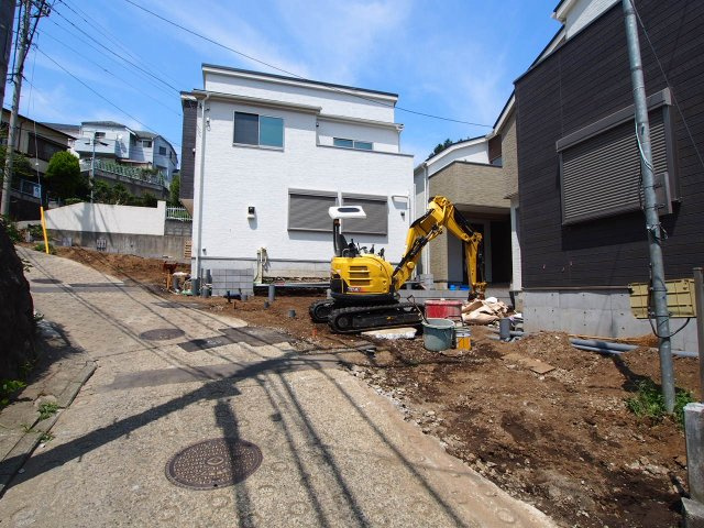 保土ヶ谷区岩崎町全3棟　新築戸建の前面道路含む現地写真