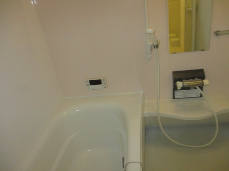 ローベルジュＢの浴室|一坪風呂・追い焚き付き